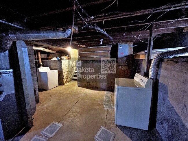 Building Photo - 421 E 7th- 3 bedroom house