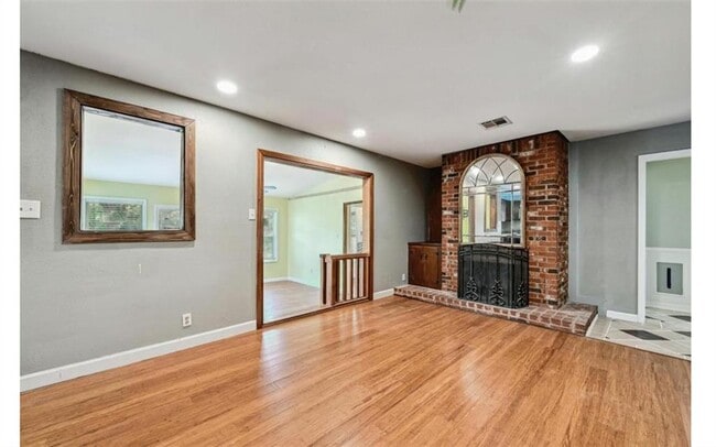 Building Photo - 2509 Little John Ln