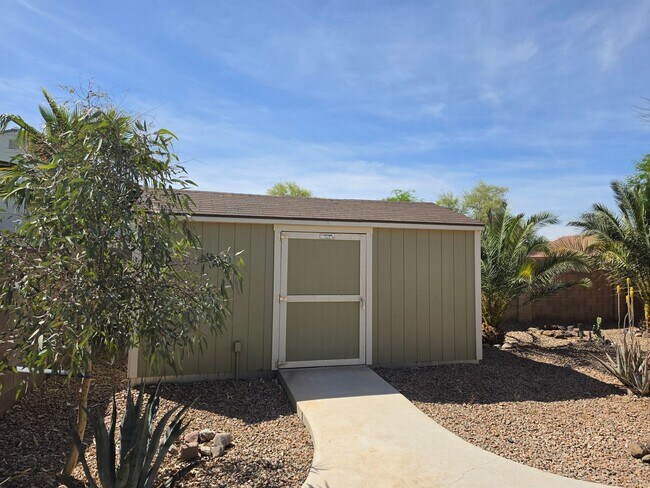 Building Photo - 40397 W Sanders Way