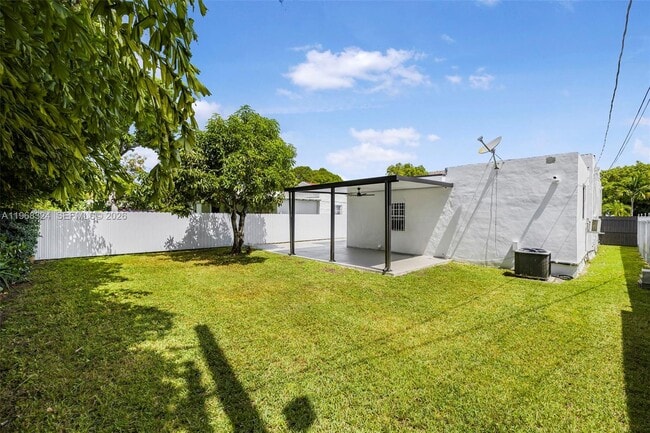 Building Photo - 2244 SW 10th St