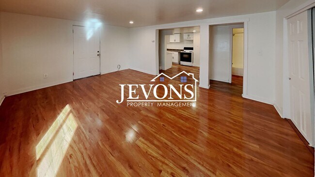 Building Photo - $300 Rent Credit - Inviting 2-bedroom 4-pl...