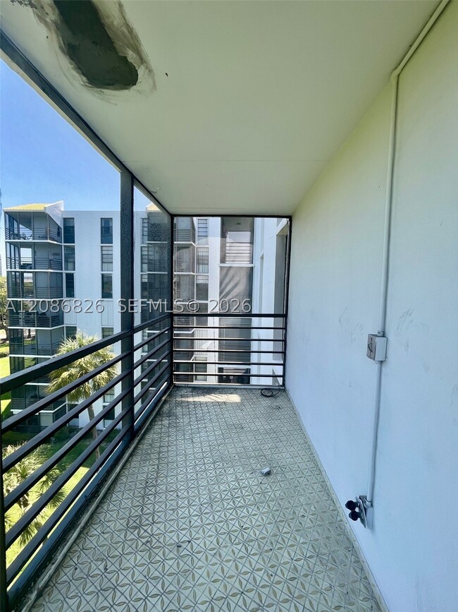 Building Photo - 20400 W Country Club Dr