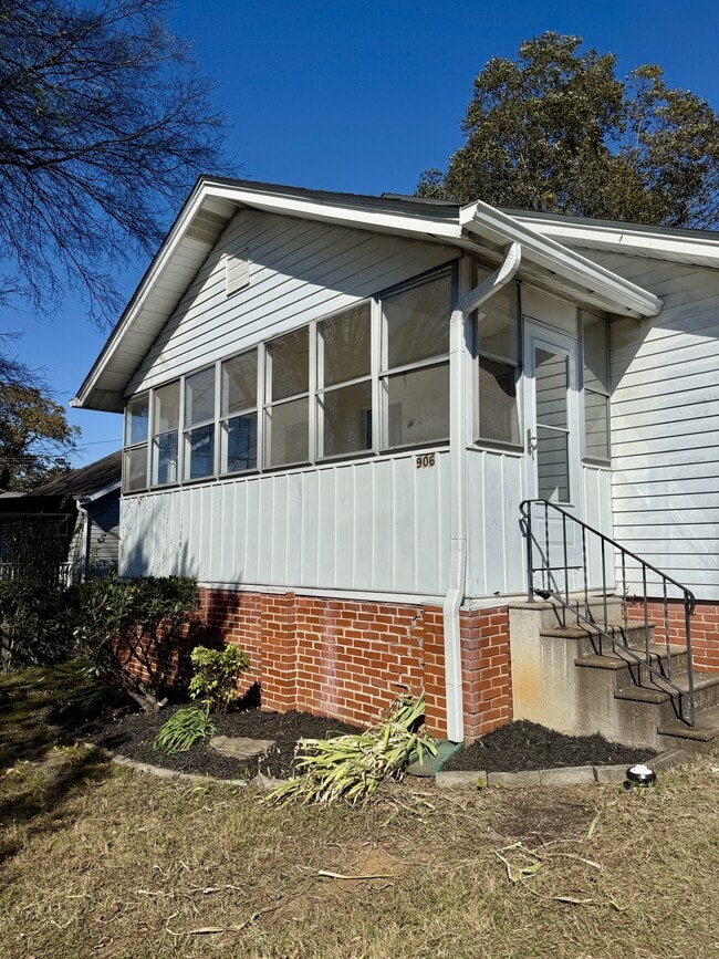 Building Photo - 906 Cherokee St