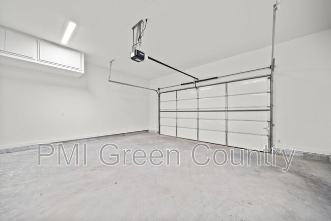 Building Photo - 118 E Elgin St