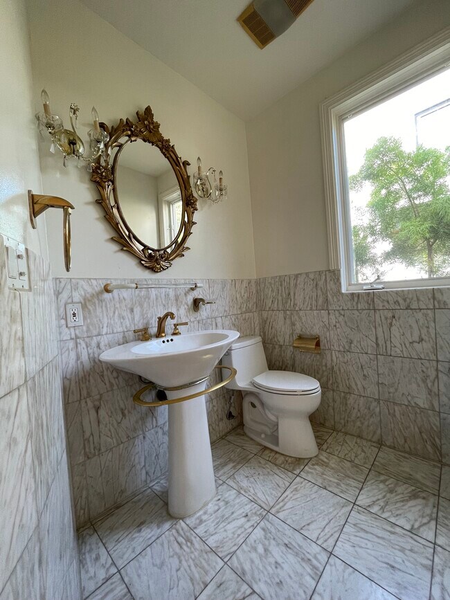 Building Photo - 623 Palisades Ave