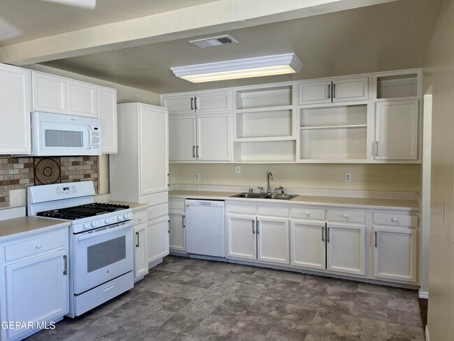 Building Photo - 7952 Monterrey Dr