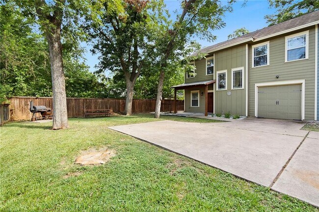 Building Photo - 3207 Holton St