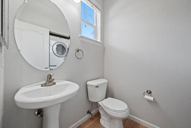 Building Photo - Comfortable Broomfield Townhome Close to Shopping & Trails