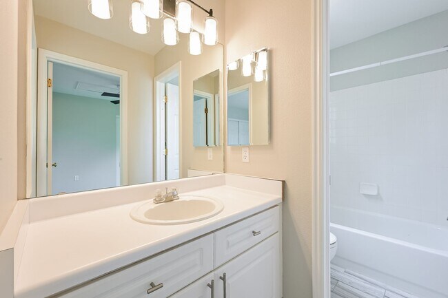 Building Photo - Highlands Ranch Newly Renovated 3 bed 2.5 ...