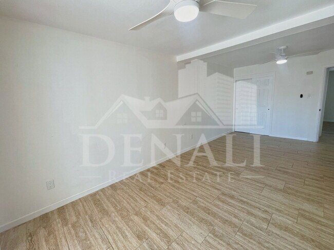 Building Photo - 2401 E Meadowbrook Ave