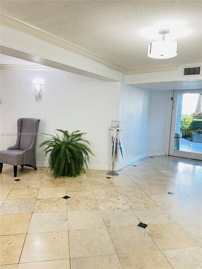 Building Photo - 800 Parkview Dr