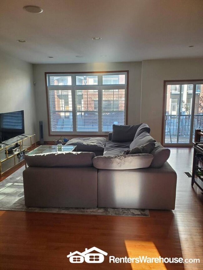 Building Photo - 2 Bedroom, 4 Bath Townhouse in a Great Riv...