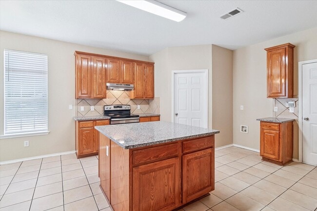 Building Photo - Spacious 3 Bedroom, 2 Bath on a Corner Lot