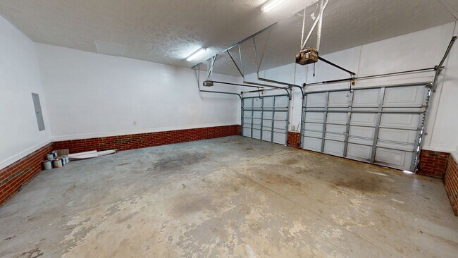 Building Photo - Open Floor Plan with Fenced Back Yard in L...