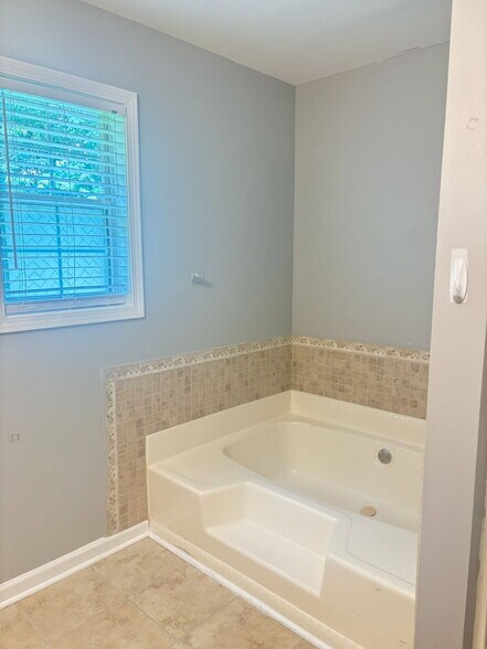 bathroom in main bedroom - 6134 Nutmeg Ct SE