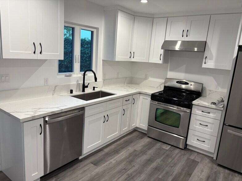 Kitchen with appliances - 231 Vista Ave