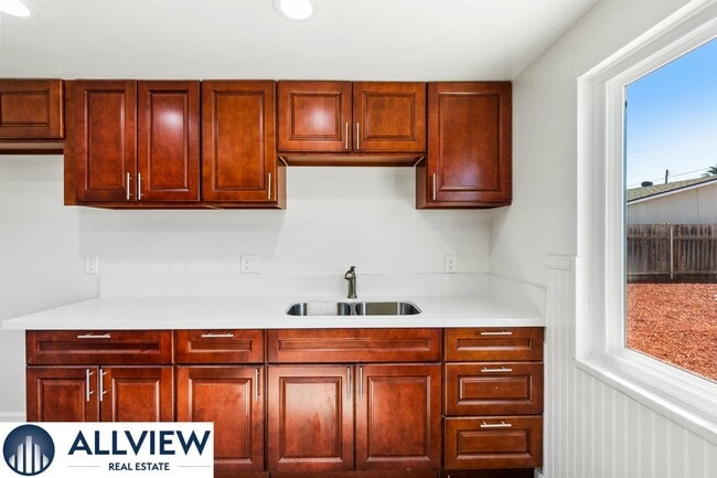 Building Photo - 452 S Shaffer St