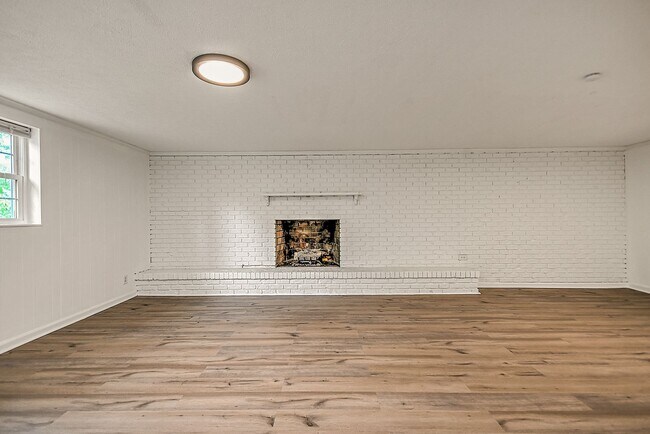 Building Photo - Beautiful split foyer home in Colonial Hei...