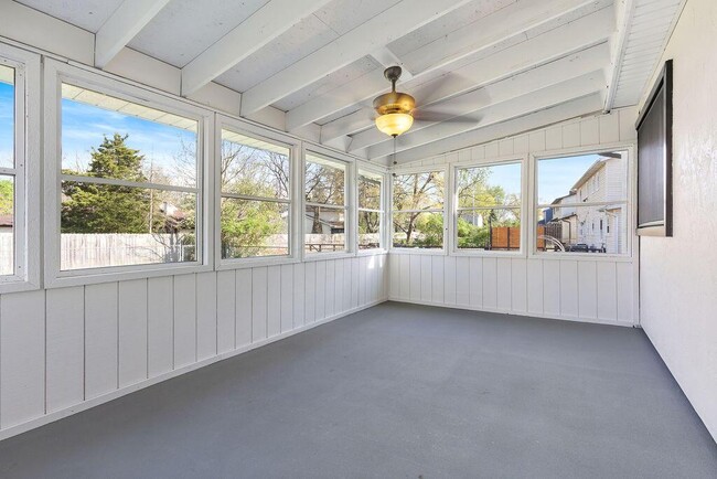 Building Photo - 554 Pointview Dr