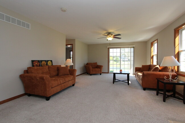 Building Photo - Beautiful 2 Bedroom Condo in the Gardens!