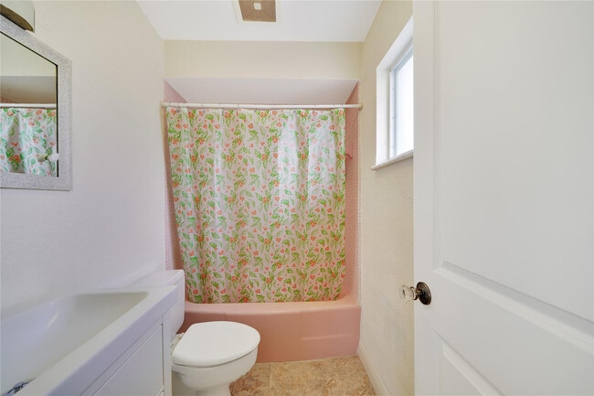 Building Photo - 2701 Middle River Dr