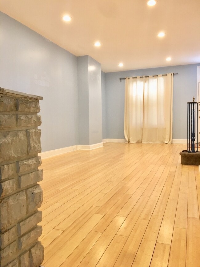 Building Photo - Beautiful 3-Bed/1-Bath Townhouse in Girard Estates/East Passyunk! Available Mid-August!