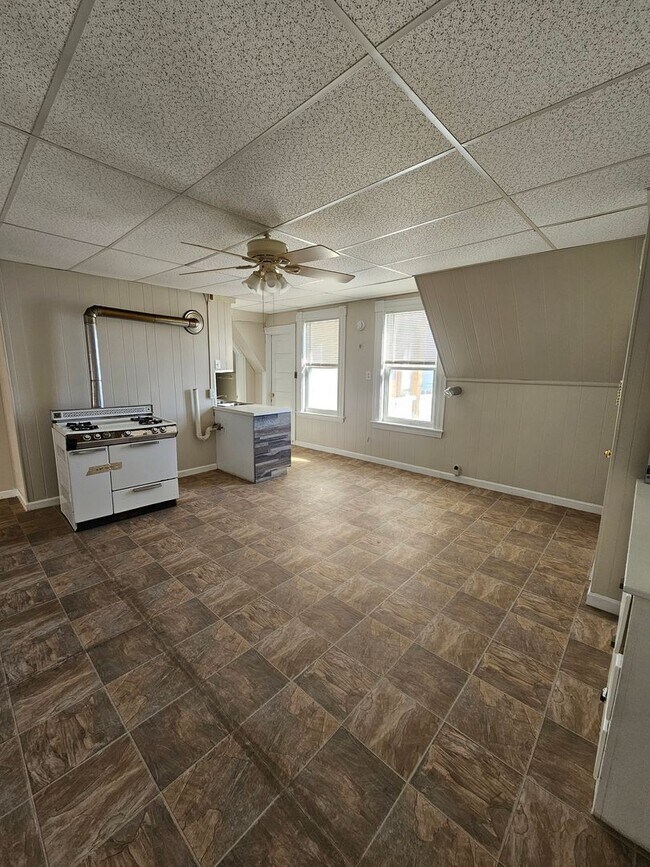 Building Photo - 495 Rimmon St