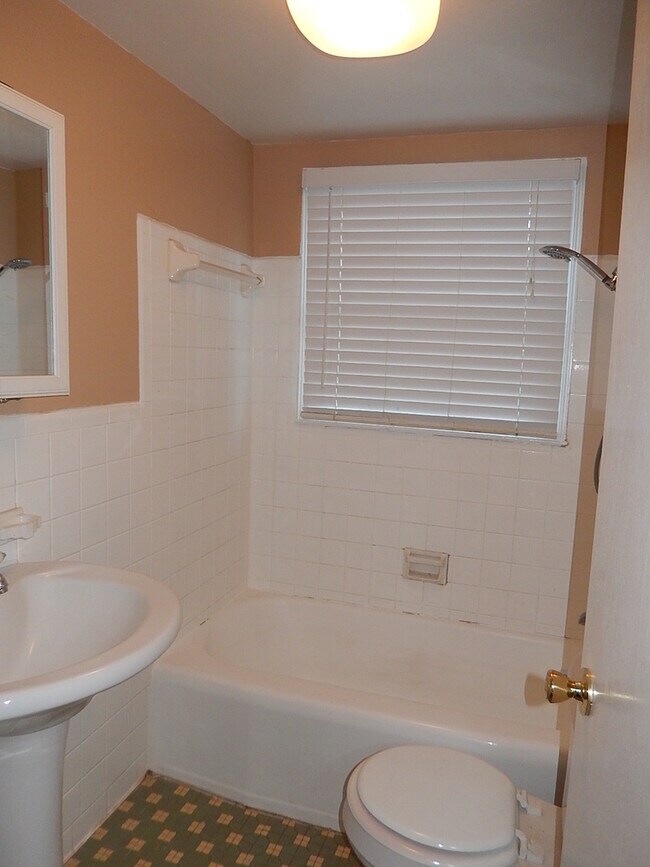 Building Photo - SPACIOUS Quincy 2/1 w/ Wood Floors, All New Windows, New Deck, over 1200 sq ft, & More! $1095/mon...