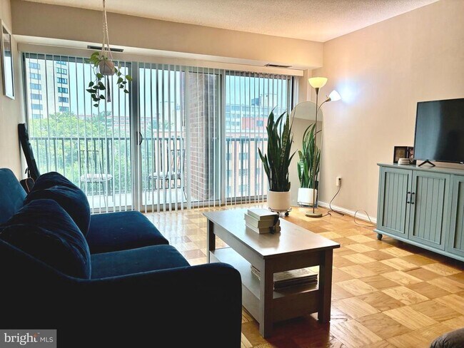 Building Photo - 1300 Army Navy Dr
