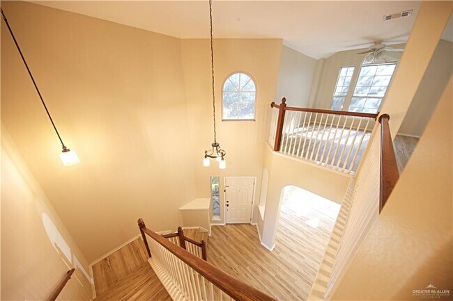 Building Photo - 27 Fern Ave W