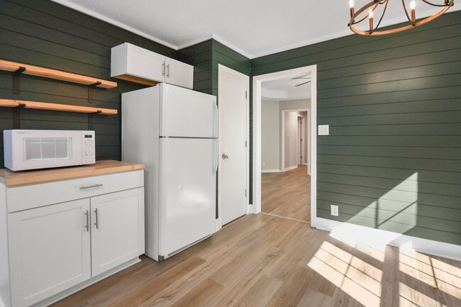 Building Photo - Updated Three Bedroom!