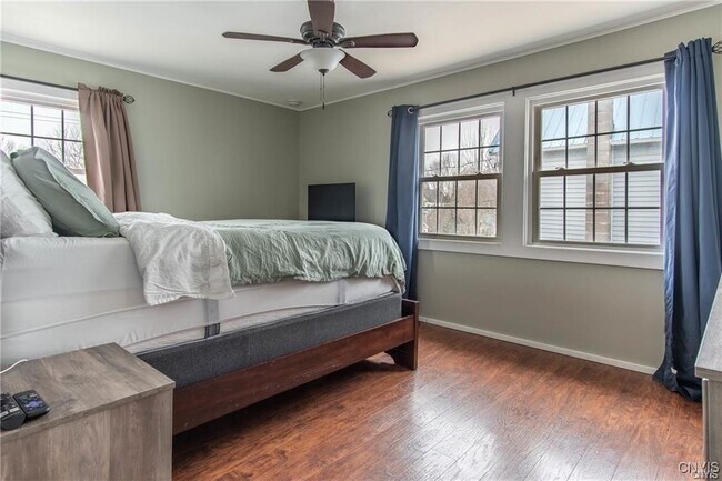 Building Photo - 215 Francis St