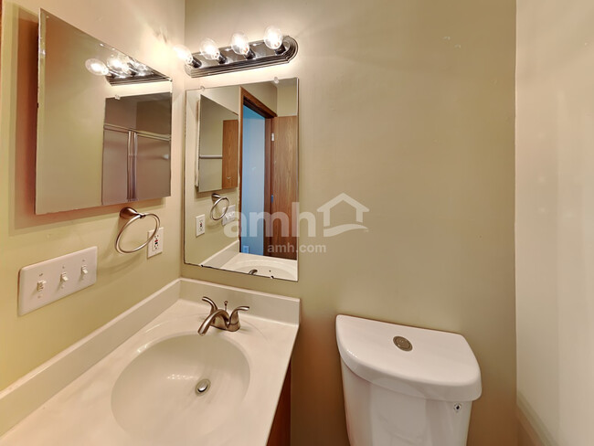Building Photo - 825 Whitehead Dr