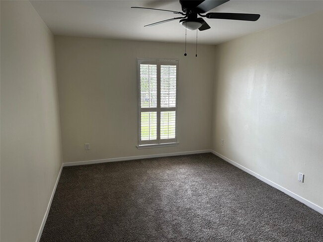 Building Photo - 10378 Briar Forest Dr
