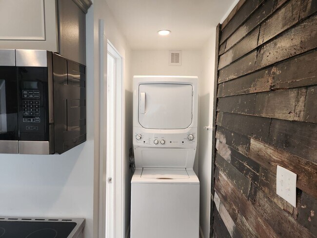 Building Photo - 1512 Barnard St