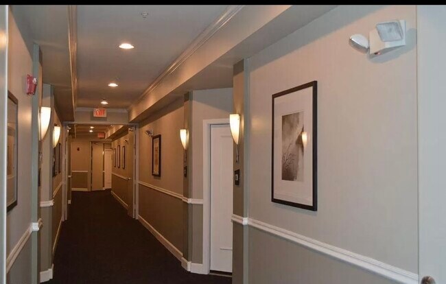 Building Photo - 1701 E Colter St