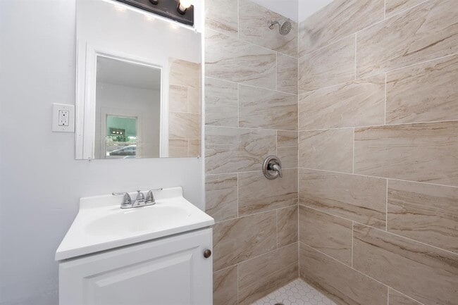 Building Photo - 3230 Arlington Ave