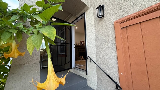 Building Photo - EPIC REA: Charming 2 Bed/ 1 Bath Home in Oakland’s Foothill Neighboorhood