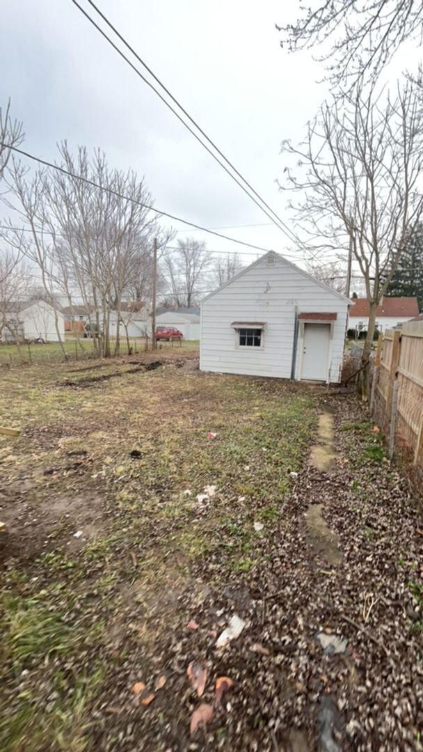 Building Photo - Back Deck