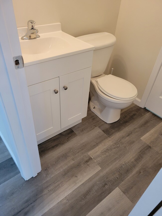 Updated 1/2 BATH - 1 Country Elm Mnr