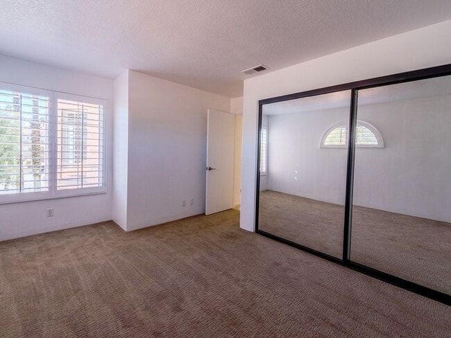 Building Photo - Sought after 2 bedroom 2 bath upstairs con...