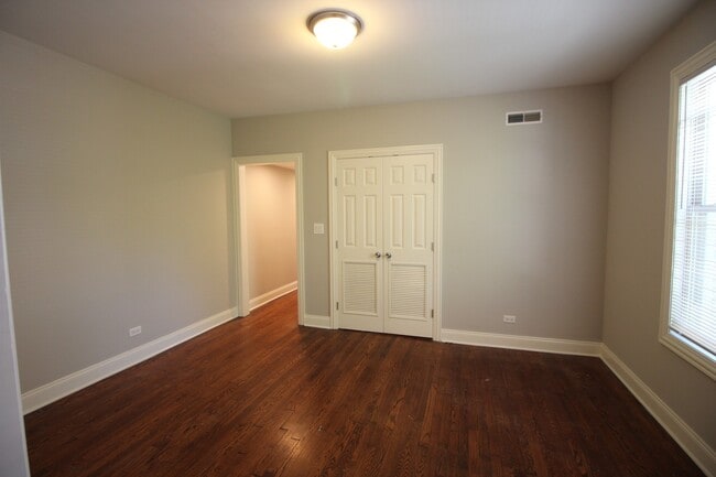 Building Photo - 4010 N Hamlin Ave