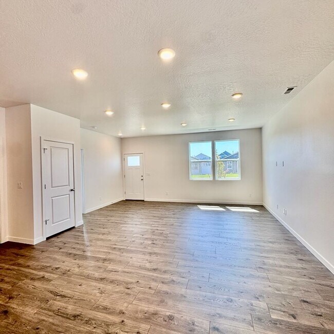 Building Photo - Brand New Built Home move in ready!