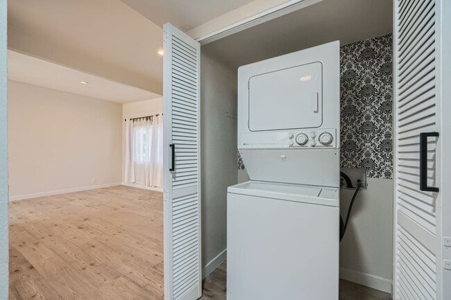 Building Photo - Stunning 2 Bedroom Newly Remodeled Modern Unit in Downtown Las Vegas