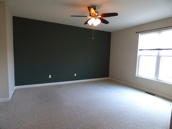 Building Photo - 3 BR 2.5 BA Town Park Condo