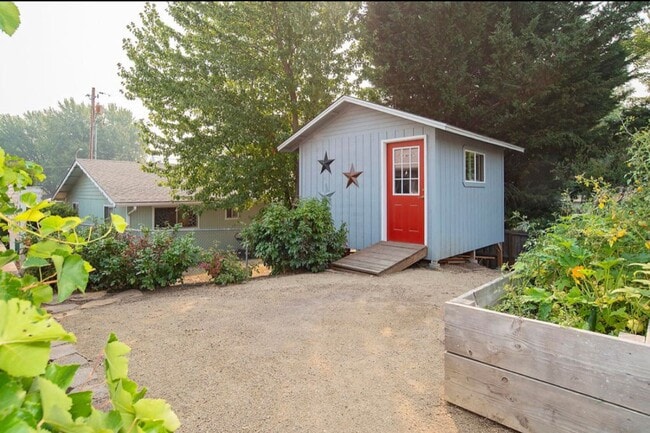 Building Photo - Great 3 Bedroom, 2 bath house Available Se...