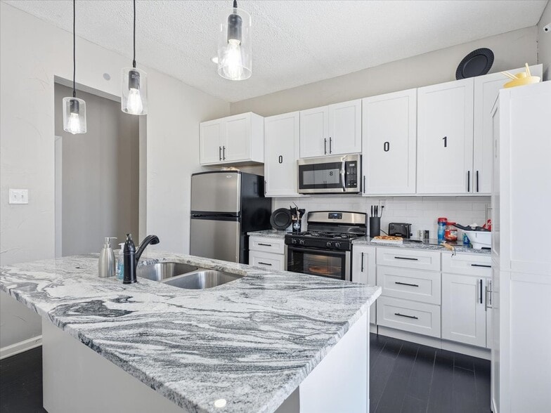 Building Photo - 304 N Grand Ave