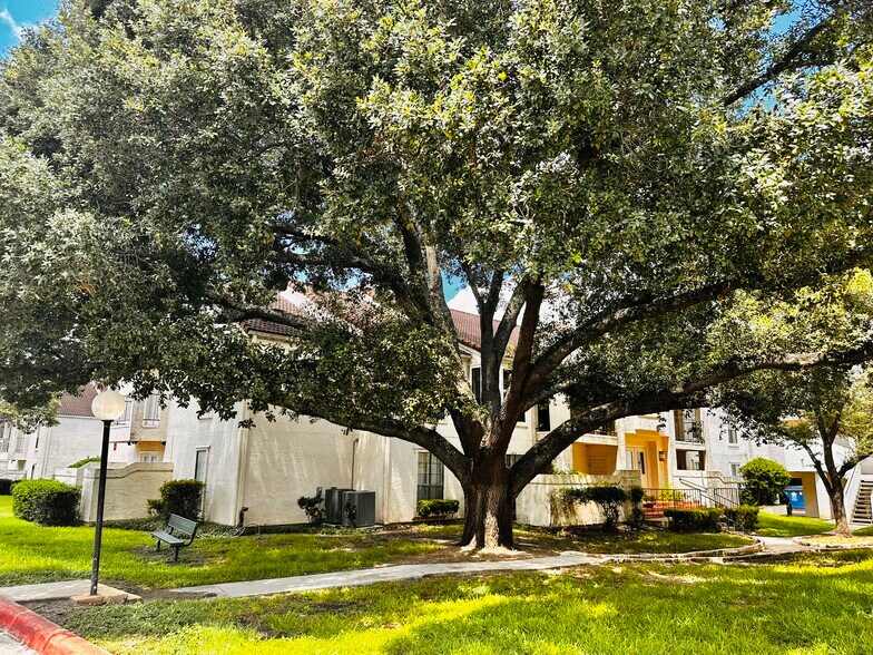 Building Photo - 2255 Thousand Oaks
