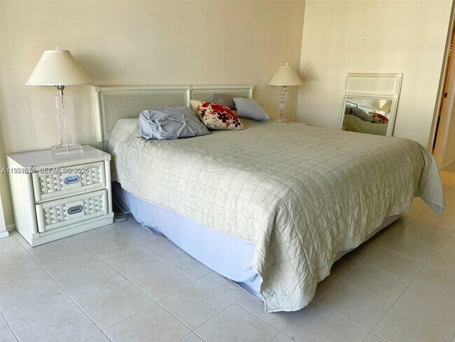 Building Photo - 600 Parkview Dr