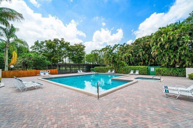 Building Photo - 8566 Casa Del Lago